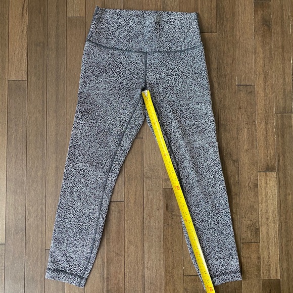 Lululemon Wunder Unders - Picture 1 of 3
